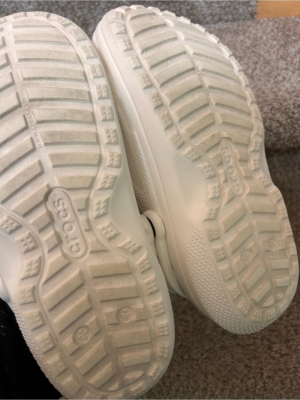 CROCS Classic Fleece Lined Clogs. White and Grey. W7. M5. EUC. Comfort. Lounge - Picture 4 of 6